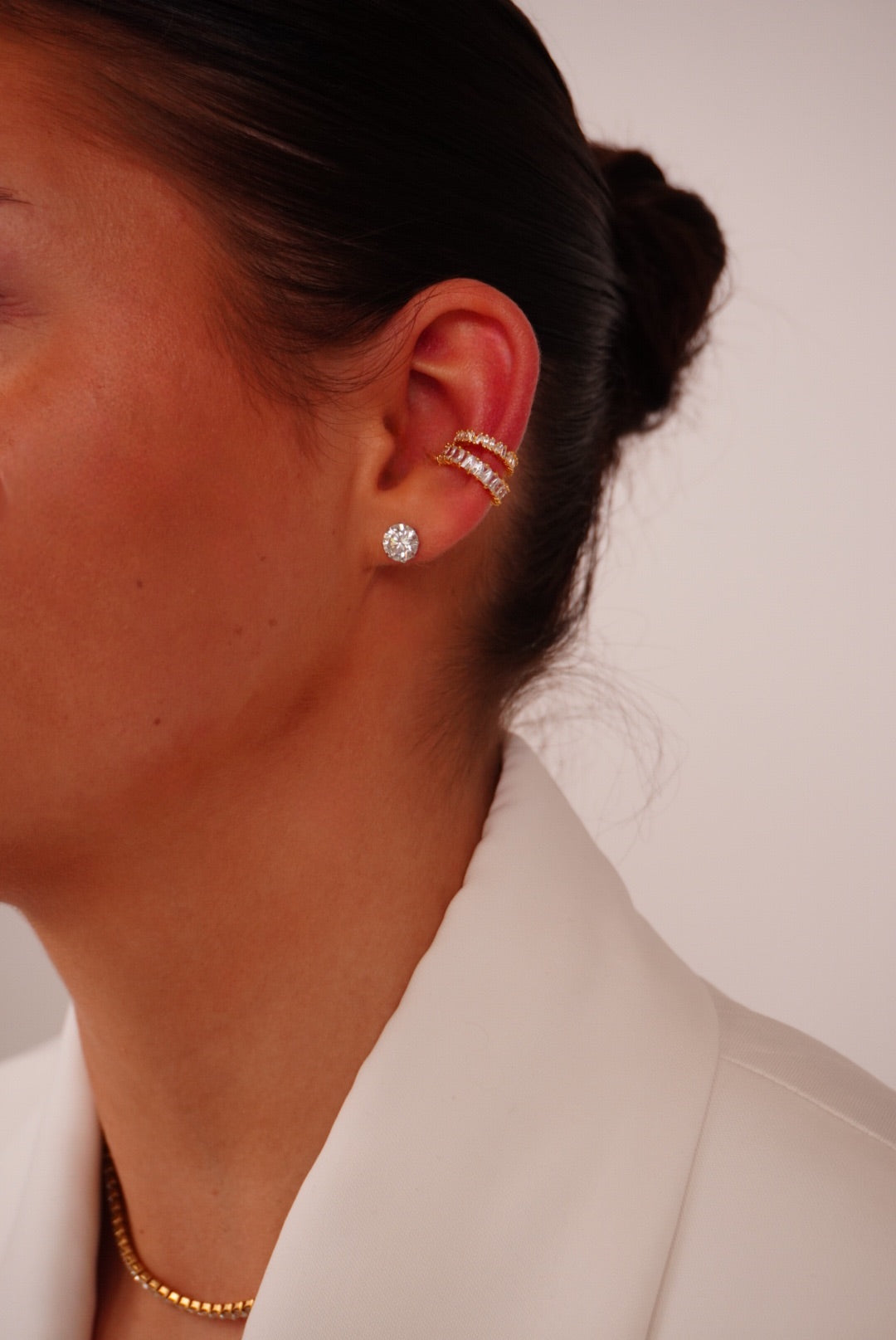 Essentials gouden stainless steel studs met helder geslepen steen