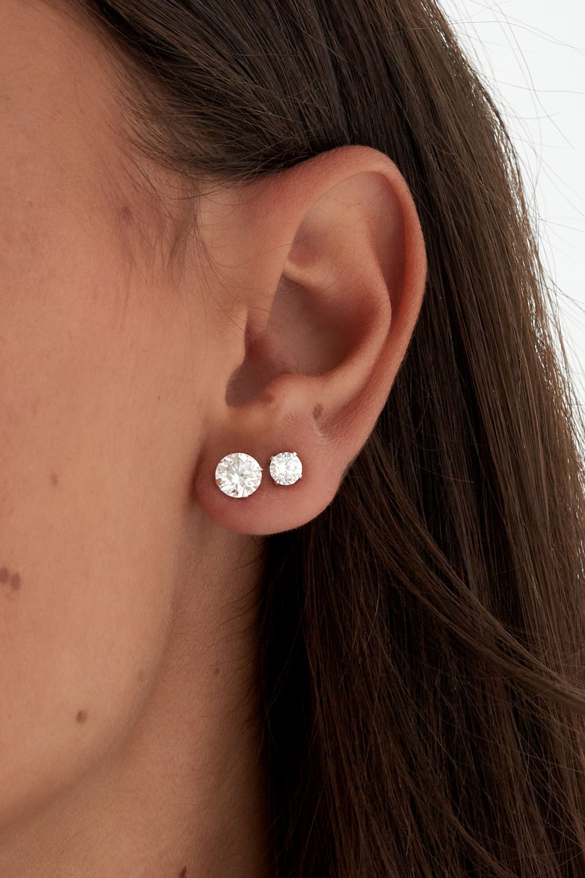 Essentials gouden stainless steel studs met helder geslepen steen