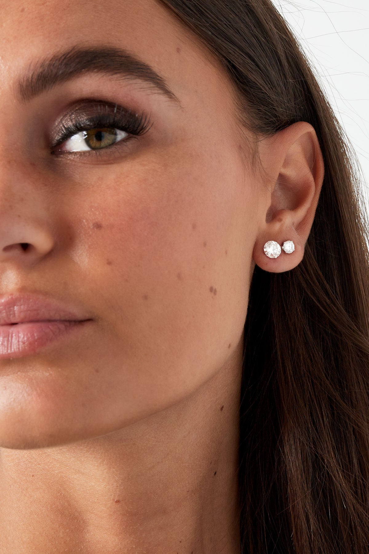 Essentials gouden stainless steel studs met helder geslepen steen