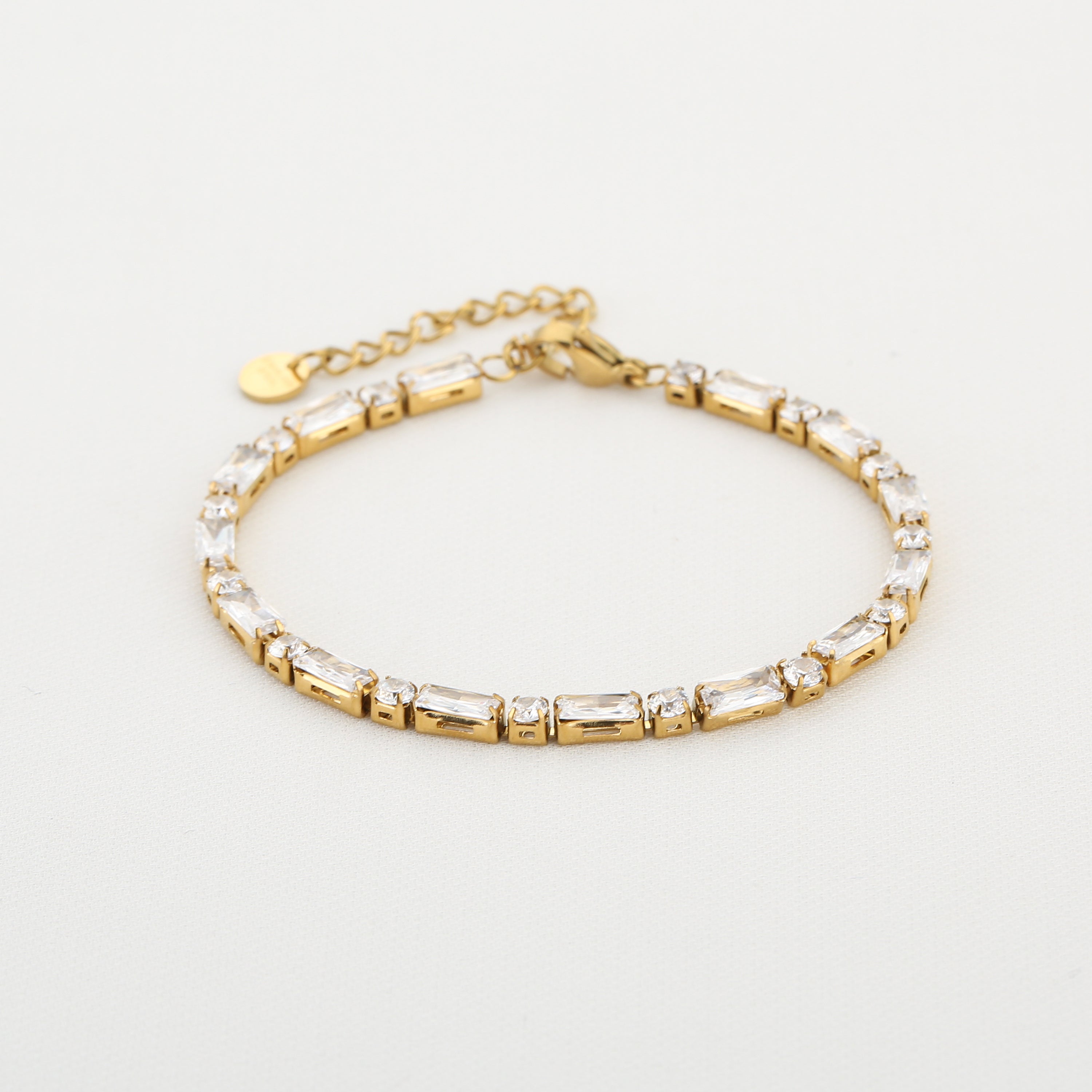 Goudkleurige stainless steel tennisarmband met zirkonia steentjes – Josie armband