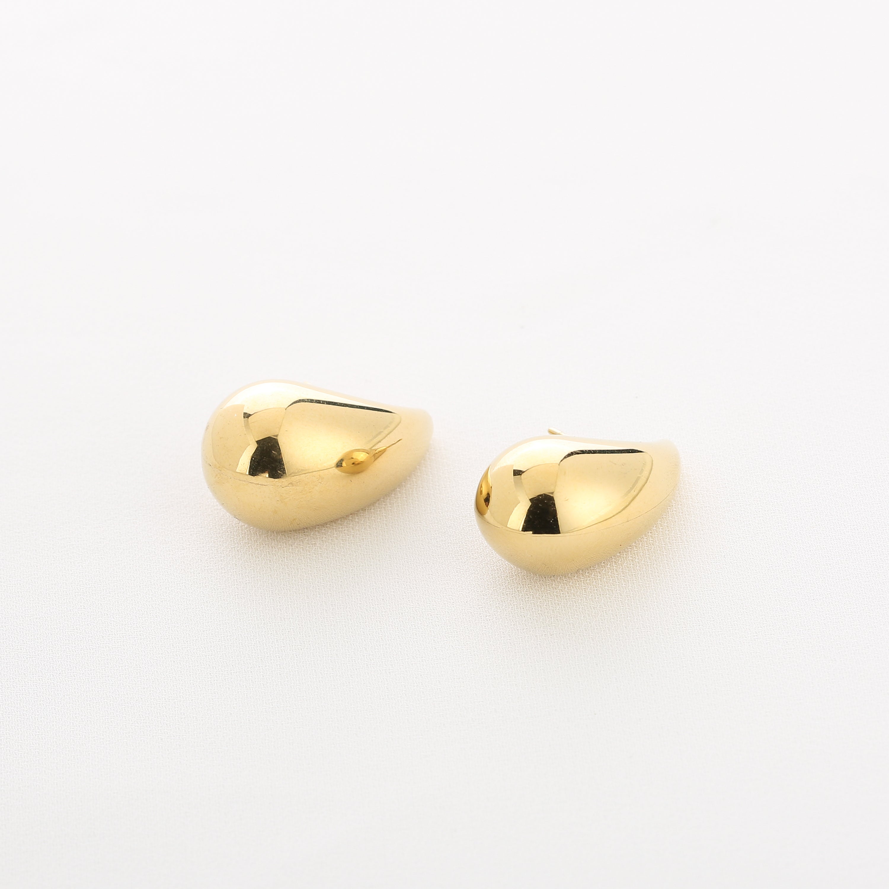 ROSA gouden druppelvormige oorbellen met hoogglans afwerking – stainless steel