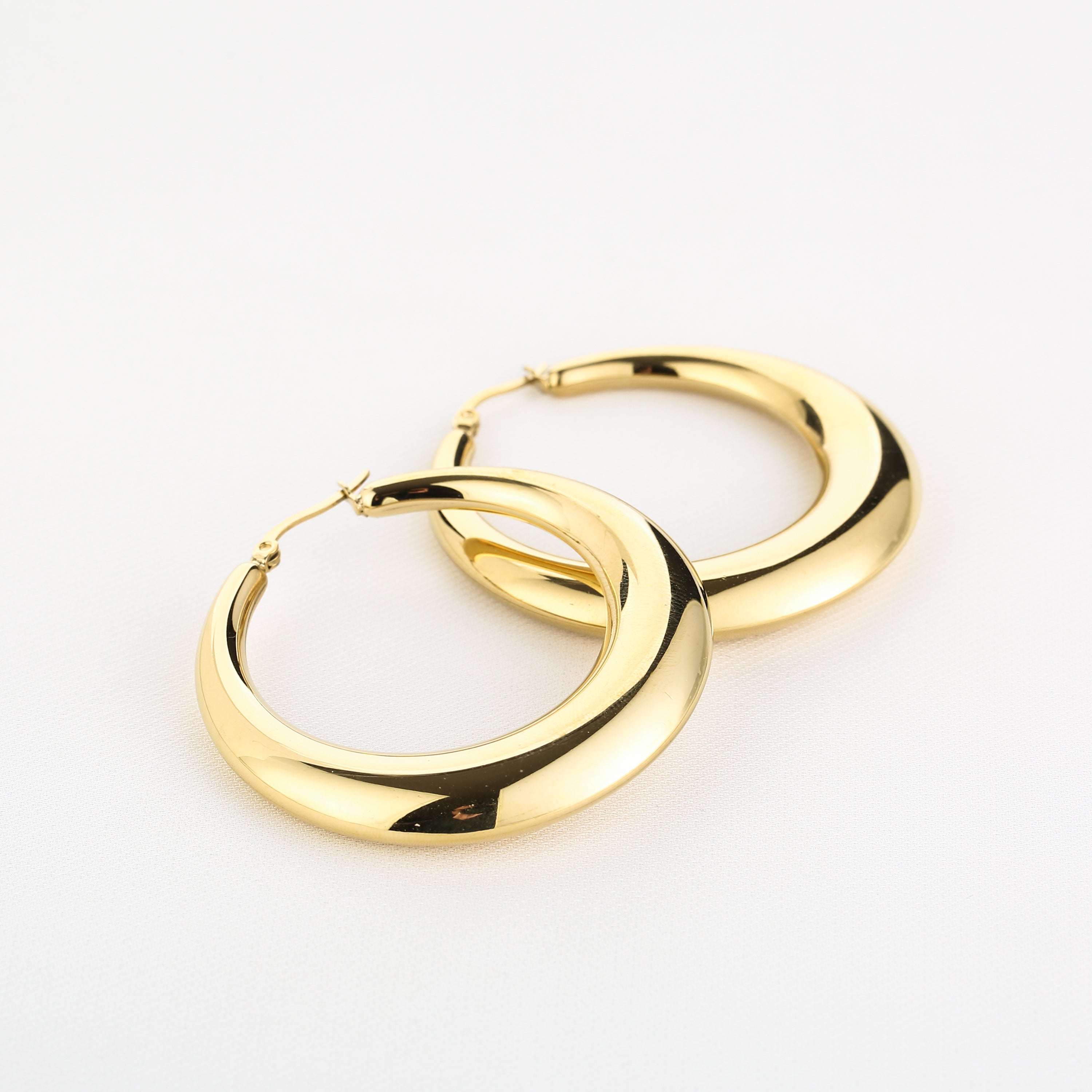 SOPHIA chunky gouden oorbellen met afgeronde vorm – stainless steel
